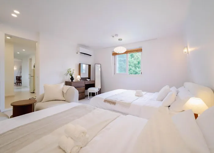 New Accommodation, Seoul, 3 Rooms, Near Hongdae, Hongdae Waterfall House 3* Сеул
